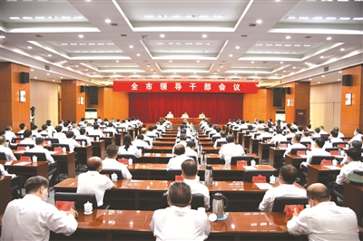 陽(yáng)泉市召開(kāi)全市領(lǐng)導(dǎo)干部會(huì)議 宣布省委關(guān)于陽(yáng)泉市黨政主要領(lǐng)導(dǎo)調(diào)整的決定  9月4日，陽(yáng)泉市召開(kāi)全市領(lǐng)導(dǎo)干部會(huì)議。省委組織部主持日常工作的副部長(zhǎng)盧建明出席會(huì)議并宣布省委決定：雷健坤同志任中共陽(yáng)泉市委書記，不再擔(dān)任市長(zhǎng)職務(wù)；劉文華同志任中共陽(yáng)泉市委委員、常委、副書記。陽(yáng)泉市委書記雷健坤主持會(huì)議并講話。陽(yáng)泉市委副書記劉文華講話。